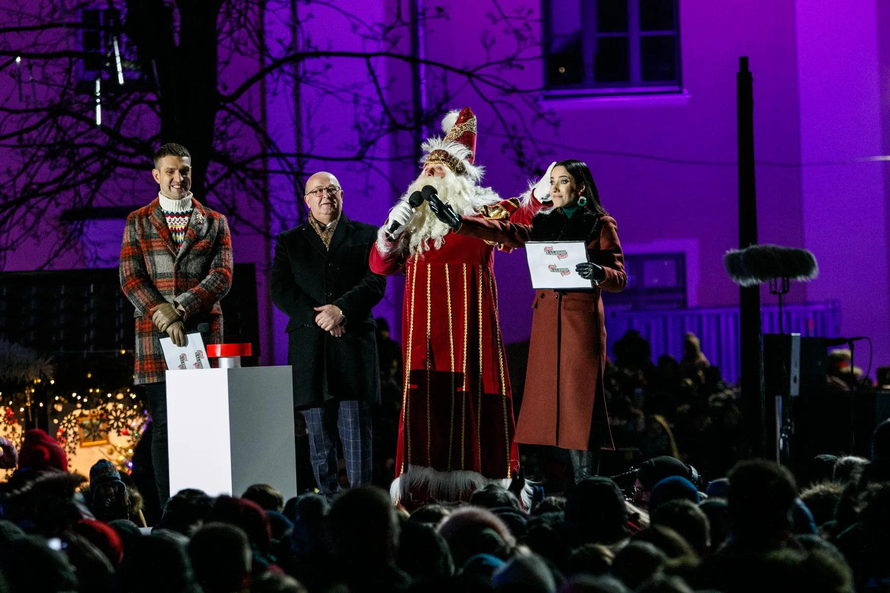 Kaune įžiebta pusnimis padabinta eglė