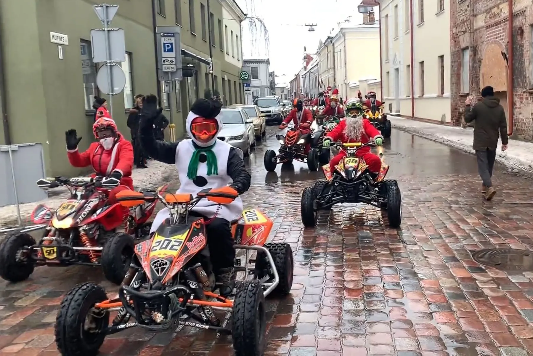 Kauno gatvėse - Kalėdų Seneliai ant keturračių