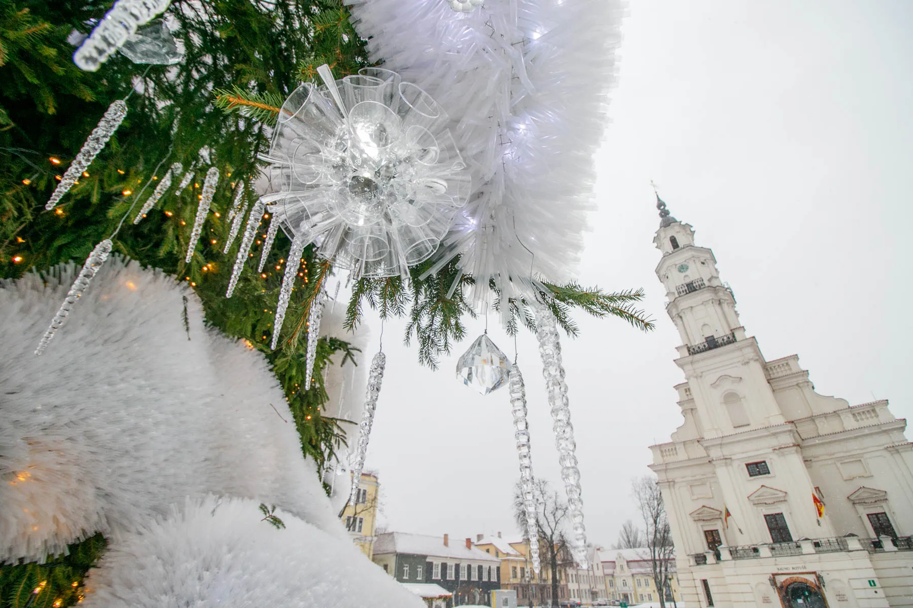Kauno kalėdinę eglę apklojo tikras sniegas