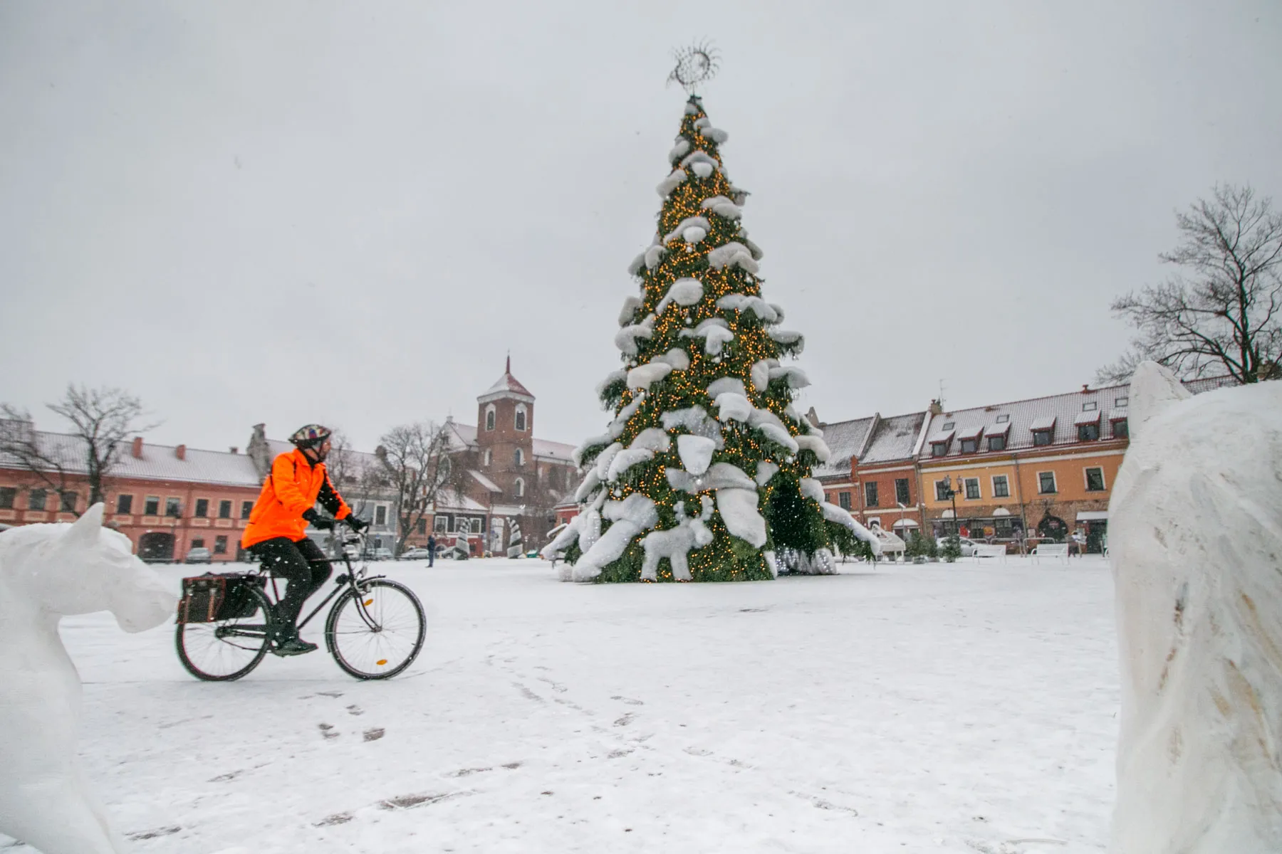 Kauno kalėdinę eglę apklojo tikras sniegas