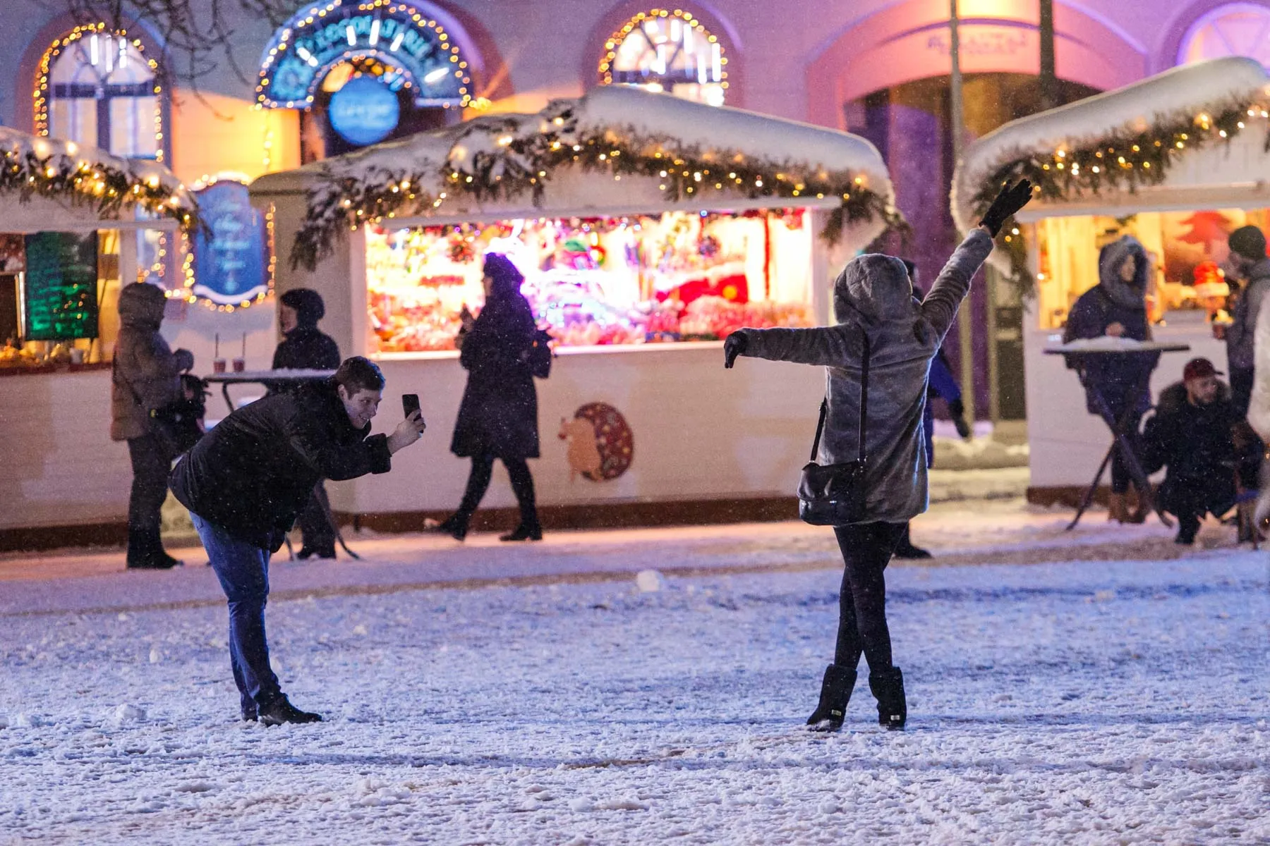 Kauniečiai džiaugiasi apsnigtu kalėdiniu miesteliu