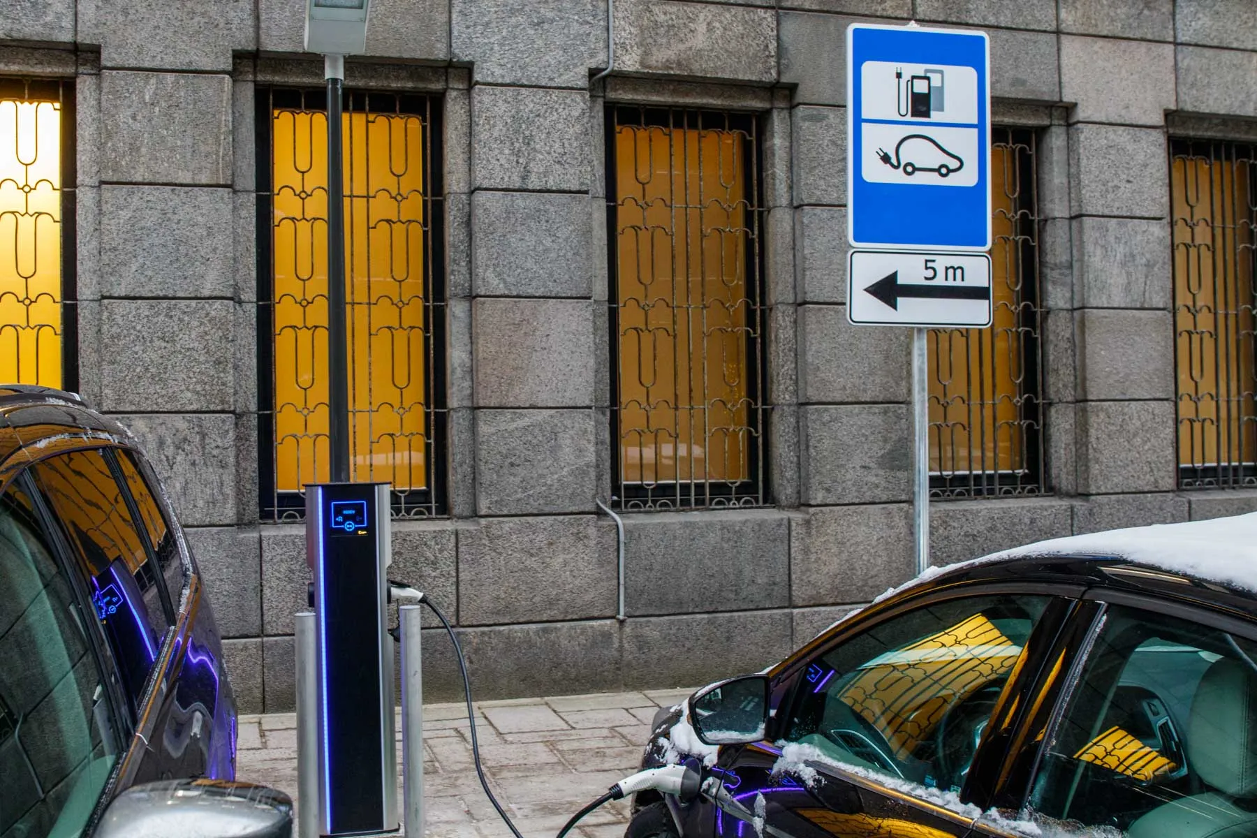 Elektromobilių įkrovimo stotelė