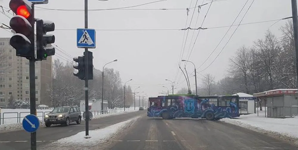 Troleibusas užkirto kelią