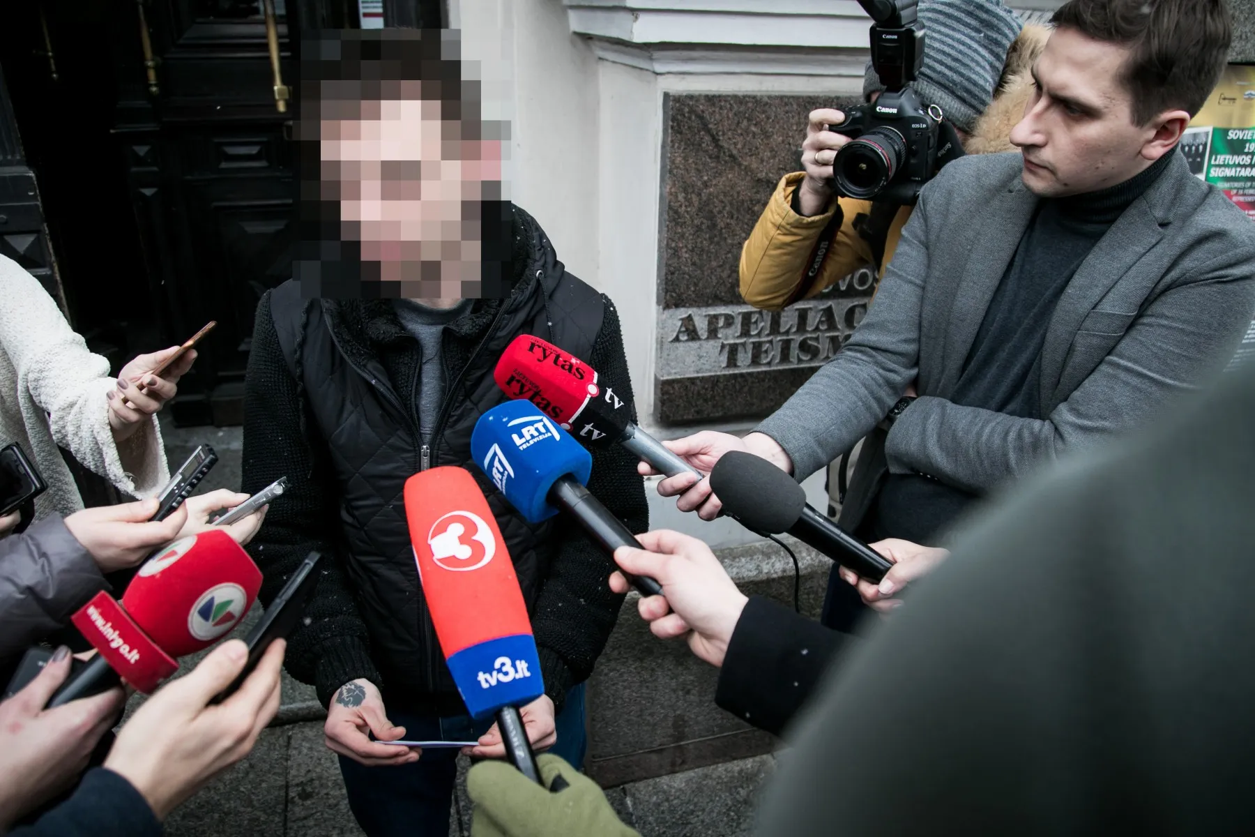 Įsivaikinamos devynmetės mergaitės brolis