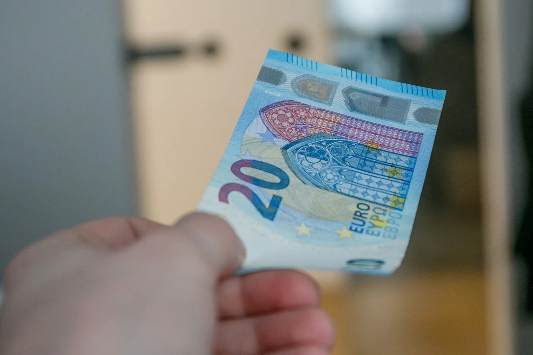 Eurai, pinigai, alga.