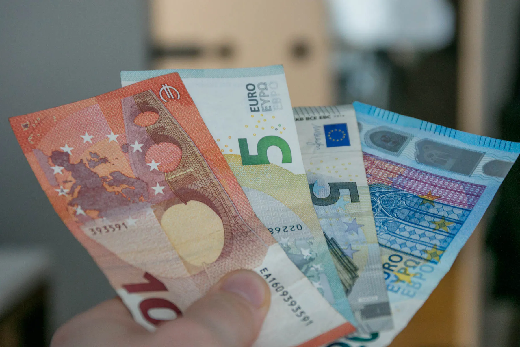 Eurai, pinigai, alga.