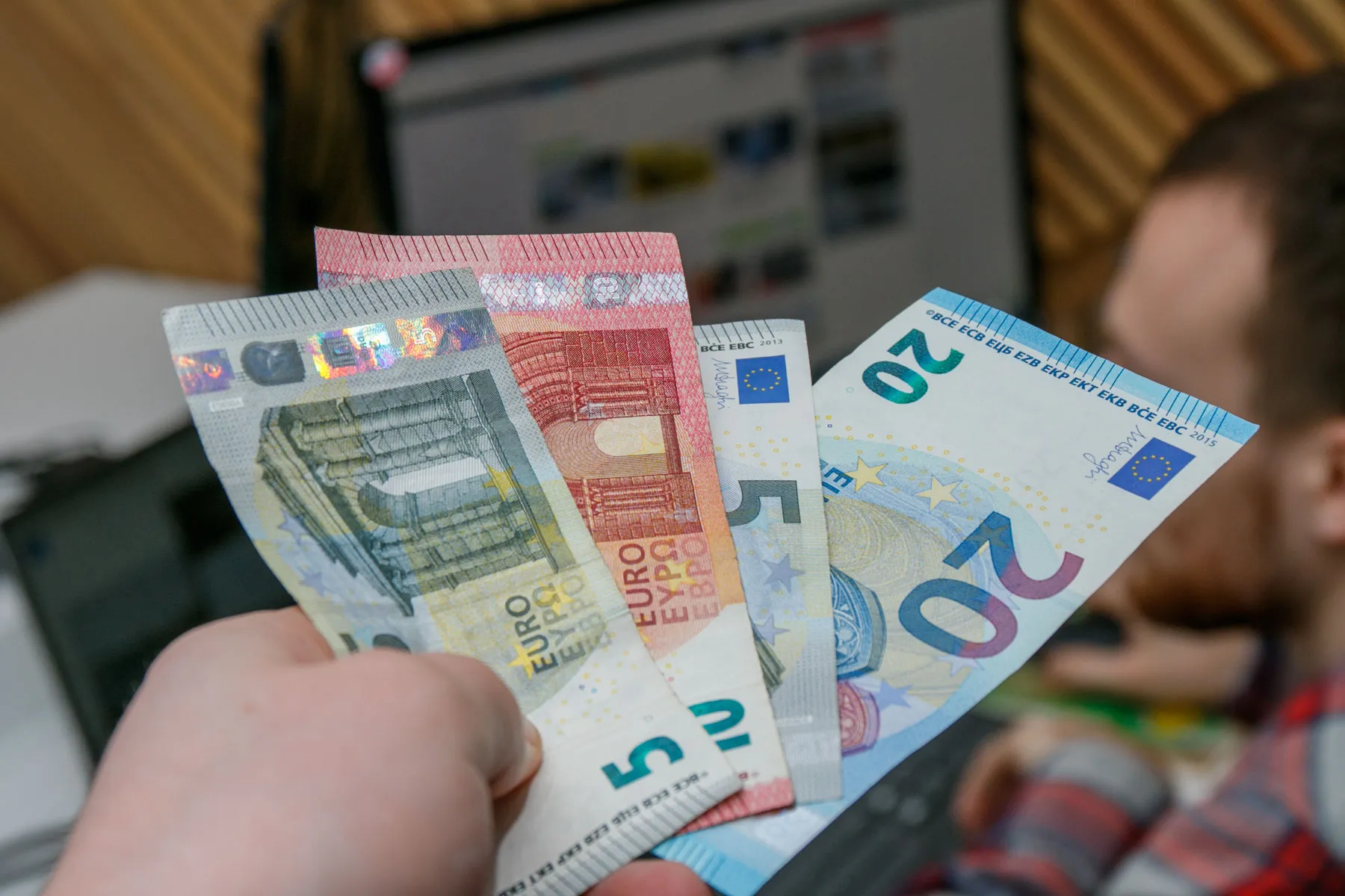 Eurai, pinigai, alga.