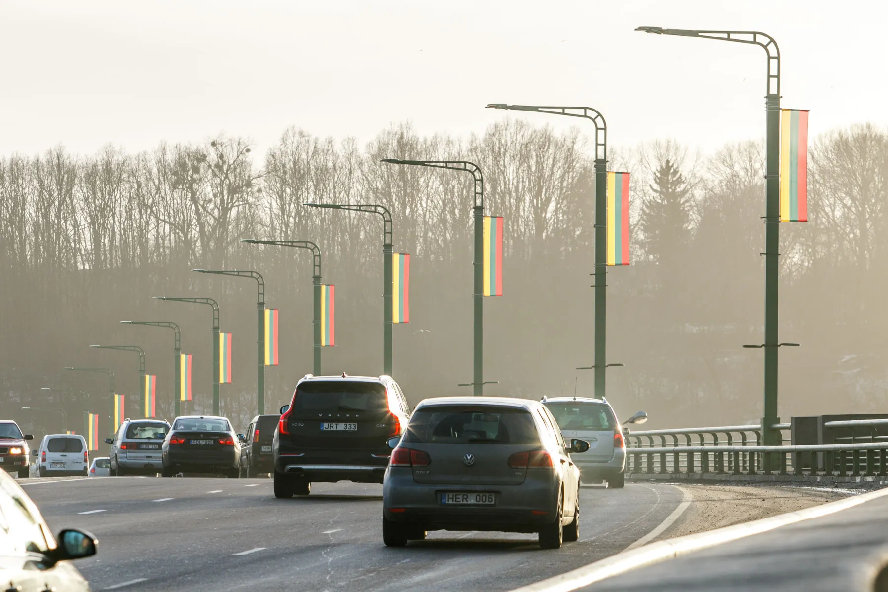 Lietuvos vėliavom papuošti Kauno tiltai