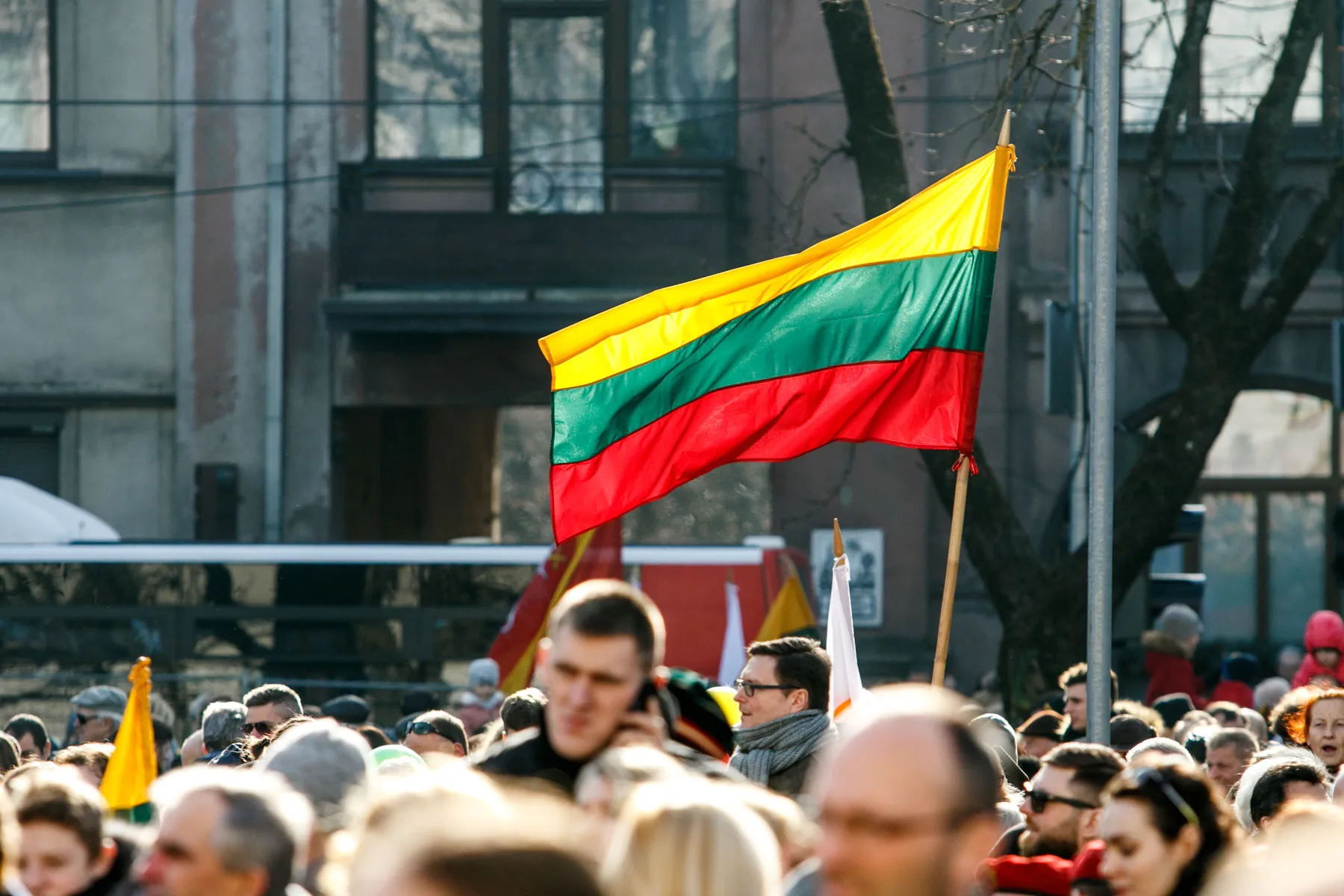 Vasario 16-osios minėjimas Vytauto Didžiojo karo muziejaus sodelyje