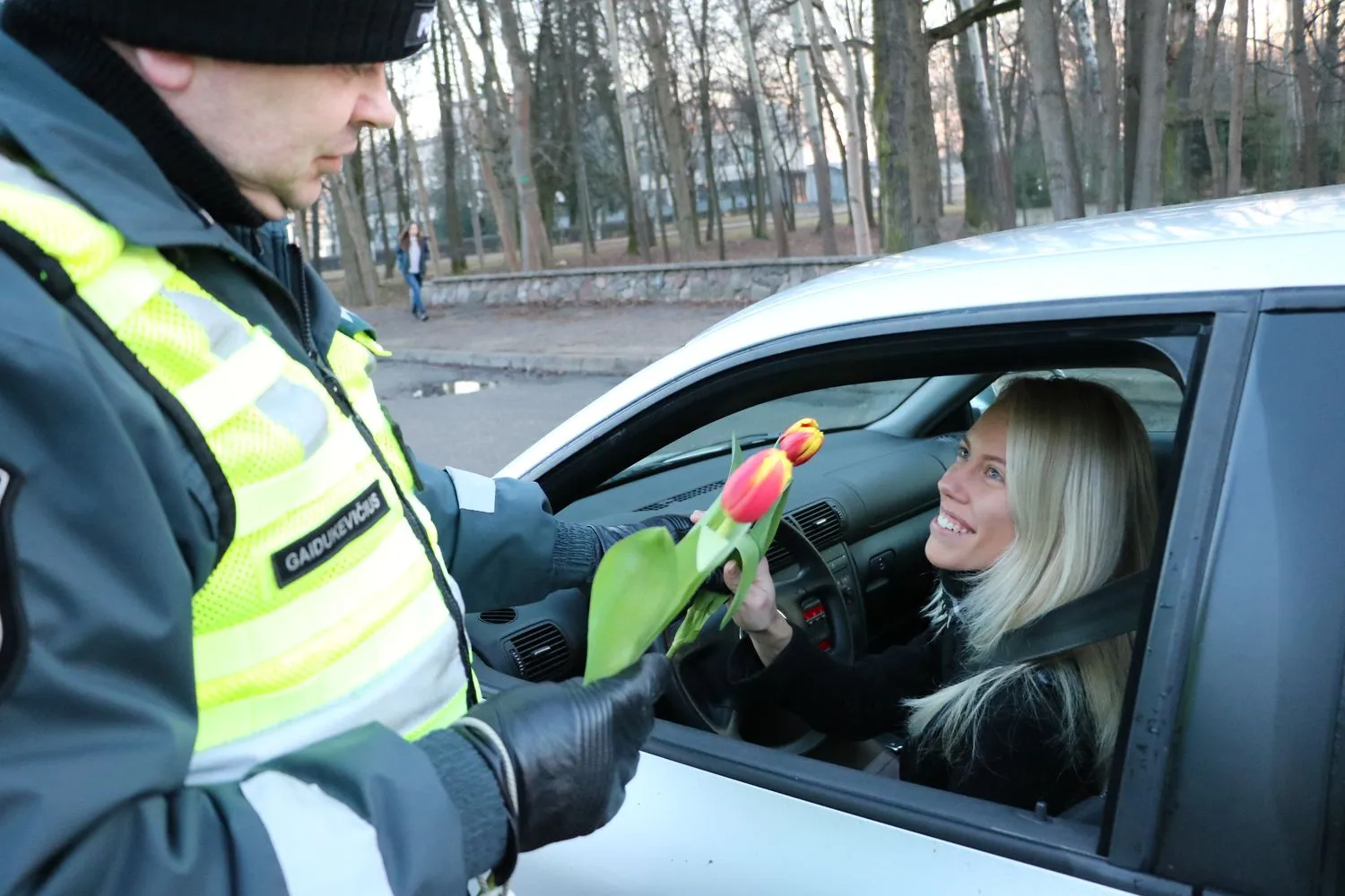 Kauno policija sveikino moteris su Kovo 8-ąja