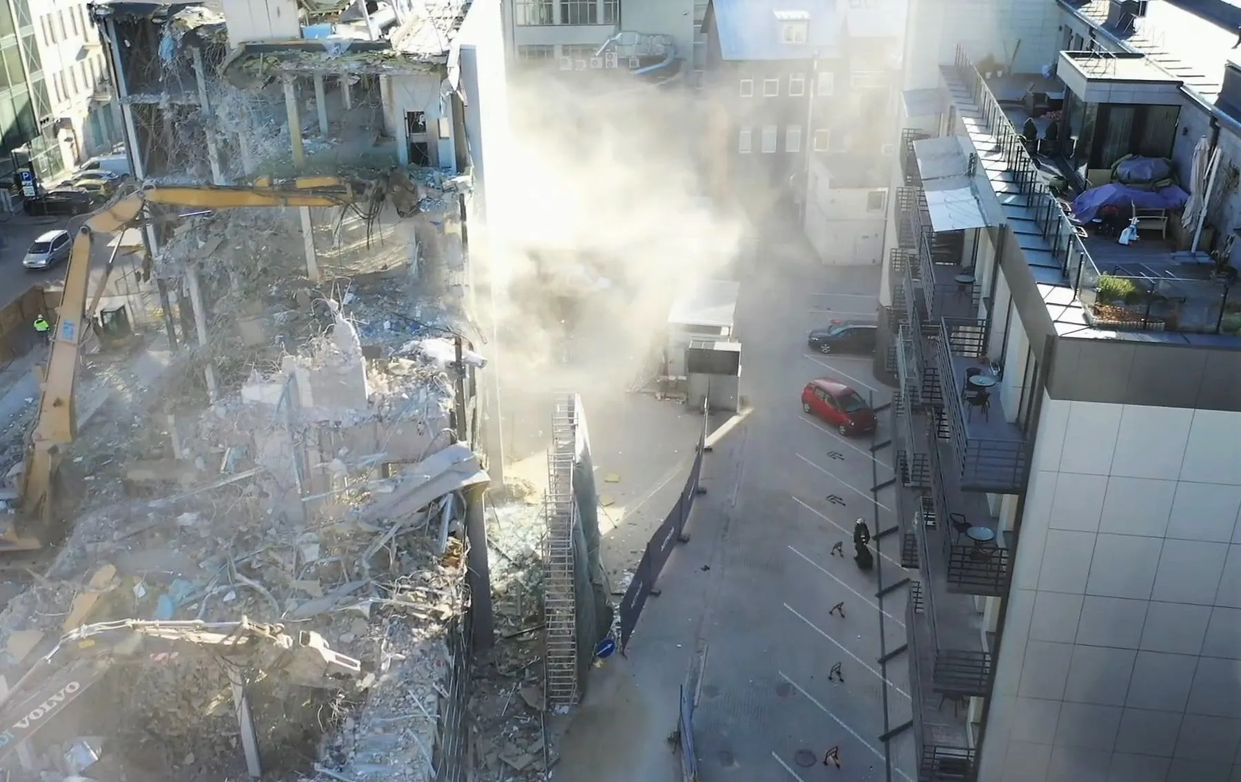 Dulkių debesys griaunant „Sostinę“