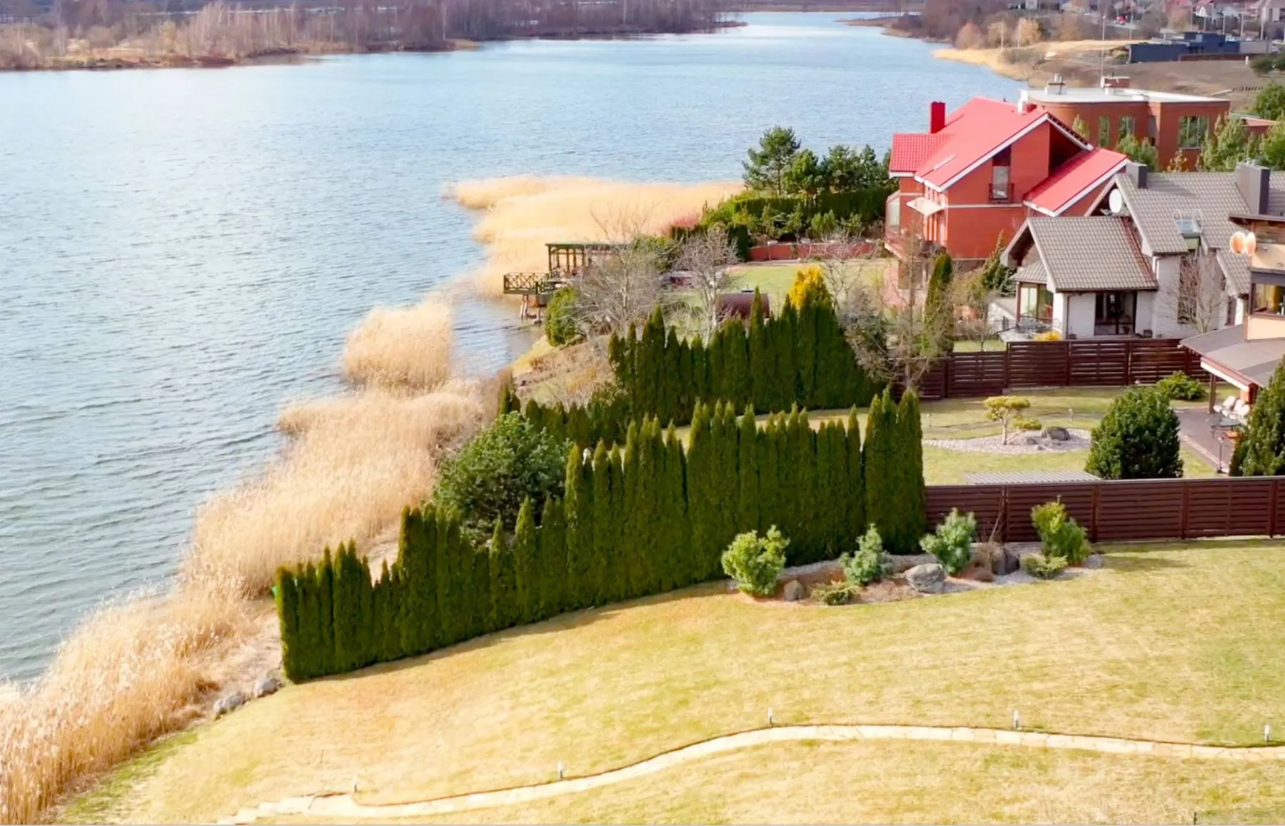 Namai ant Lampėdžio ežero kranto