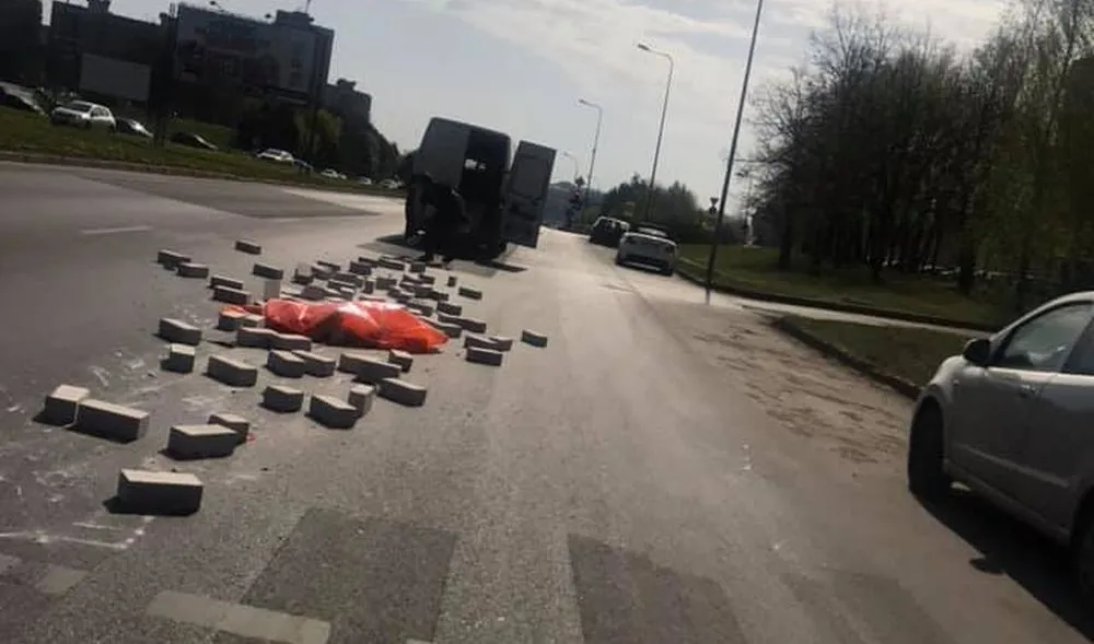 Baltų prospekte pabiro plytos