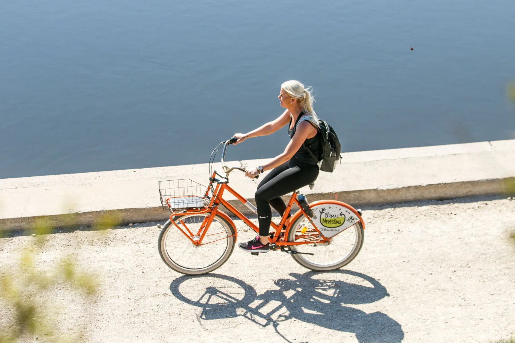 Pavasario šiluma užplūdo miestą,  dviratis