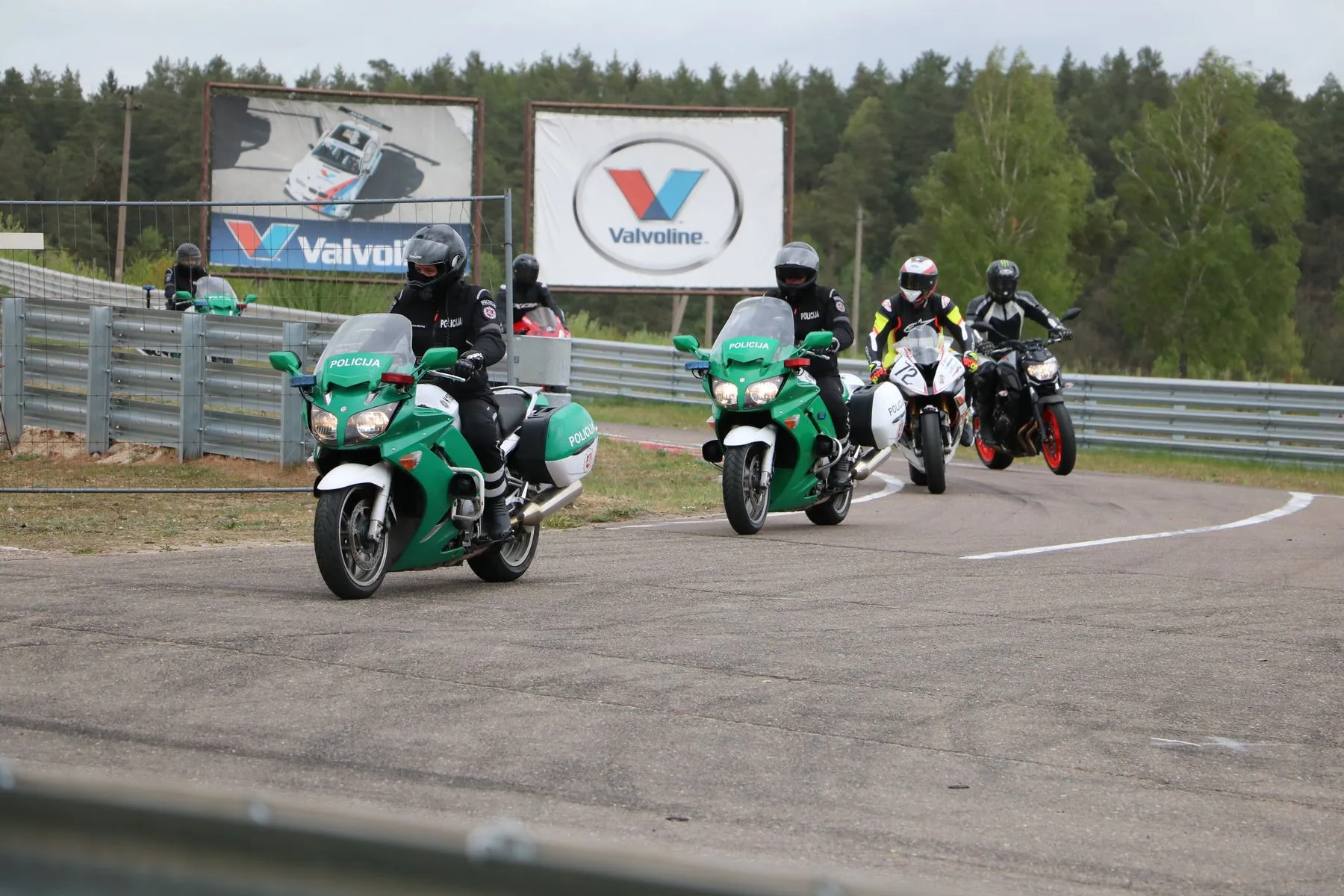 Motociklininkai su pareigūnais lavino įgūdžius „Nemuno žiede“