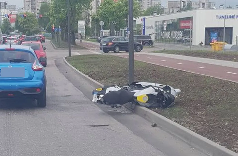 Savanorių prospekte partrenktas motociklininkas