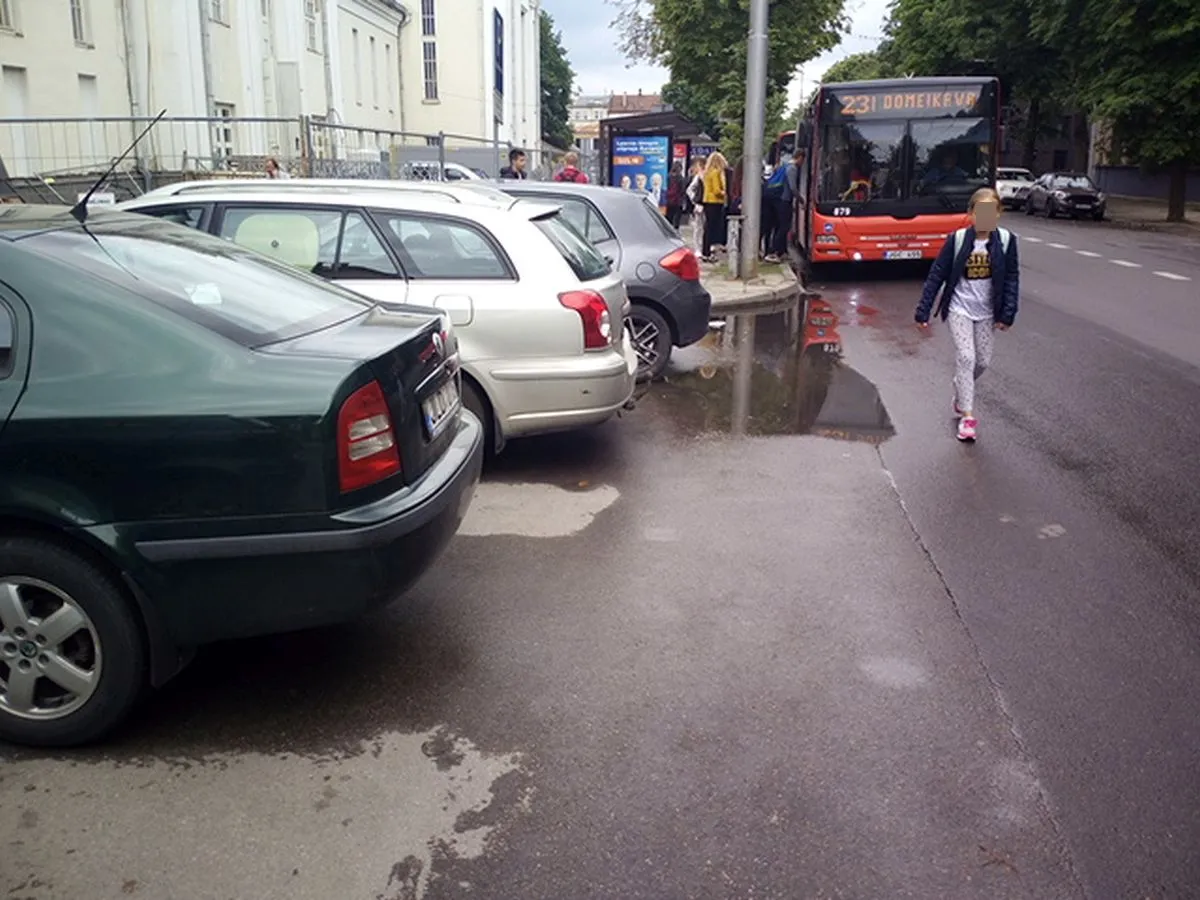 Prie muzikinio teatro palikti automobiliai