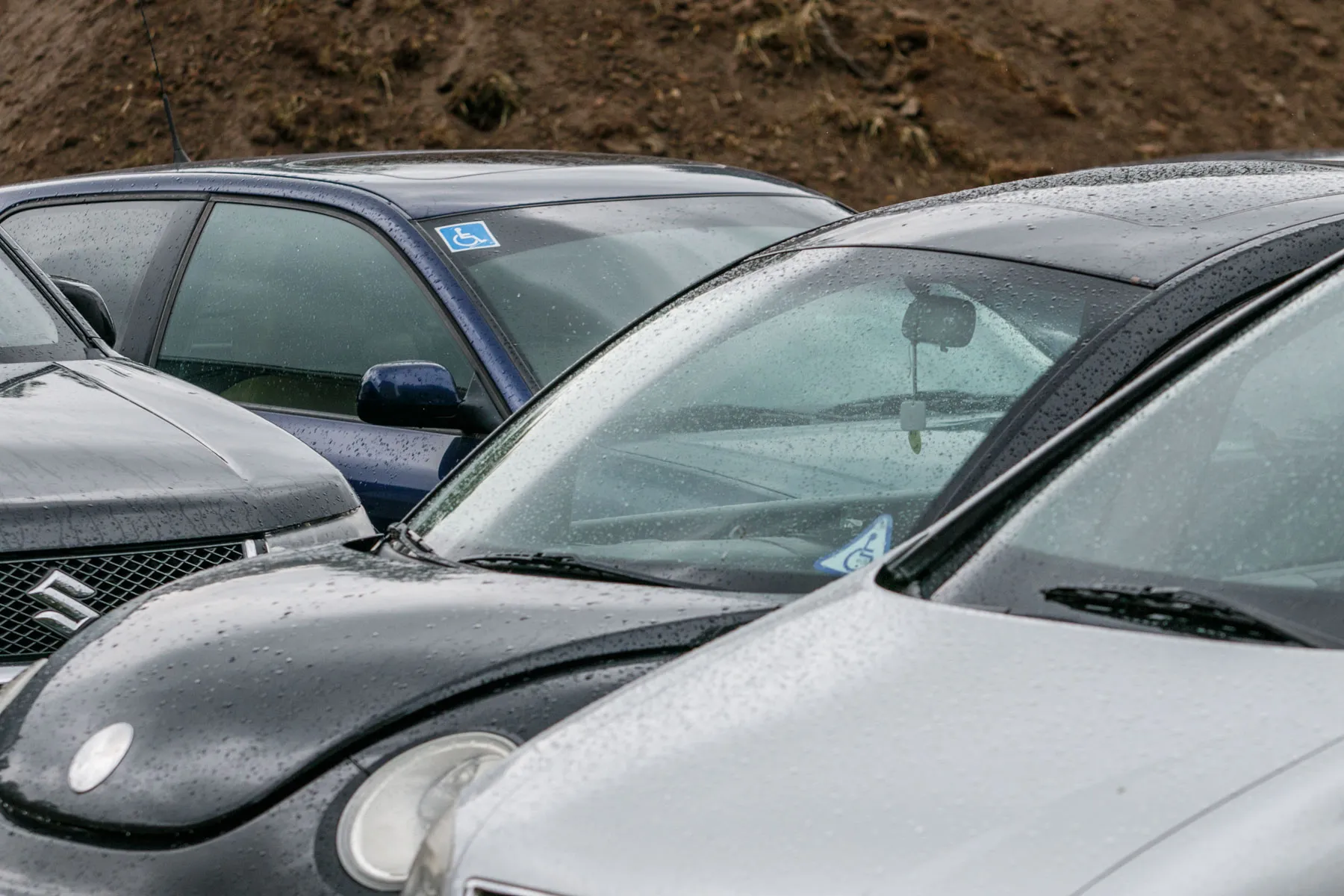 Automobiliai Baltų pr. 4 kieme