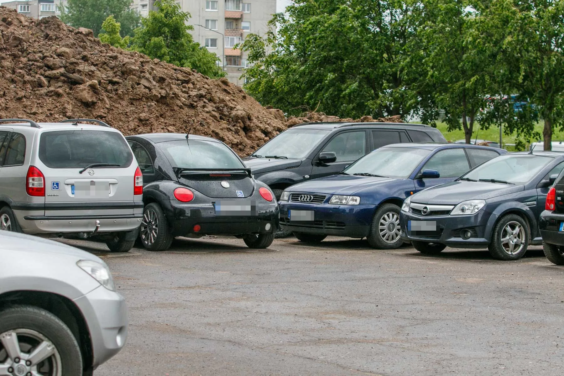 Automobiliai Baltų pr. 4 kieme