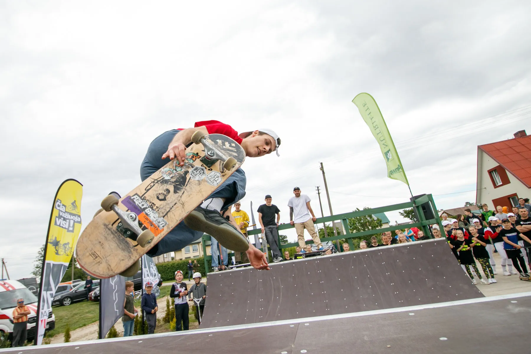 Išoruose atidarytas riedlenčių parkas