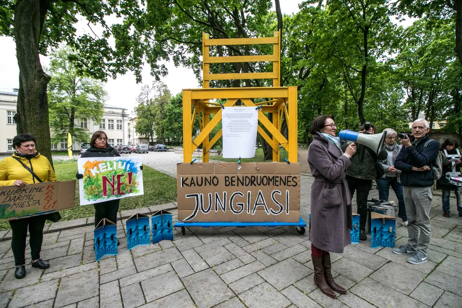 Mitingas miesto sodelyje