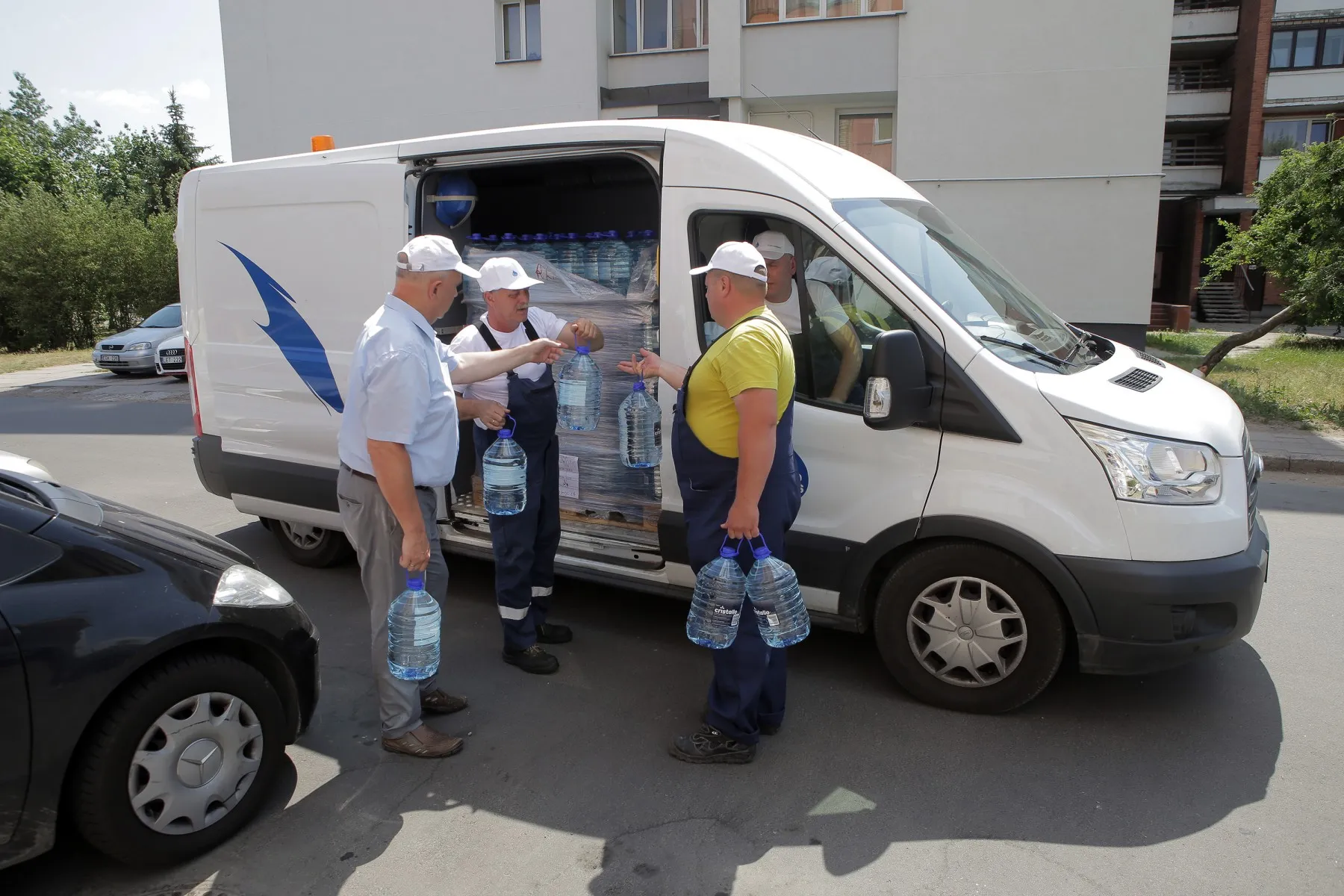 „Kauno vandenys“ gyventojams išvežioja vandenį