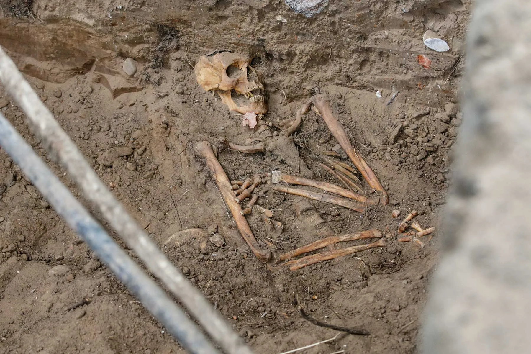 Muzikinio teatro sodelyje atkastos kapinės