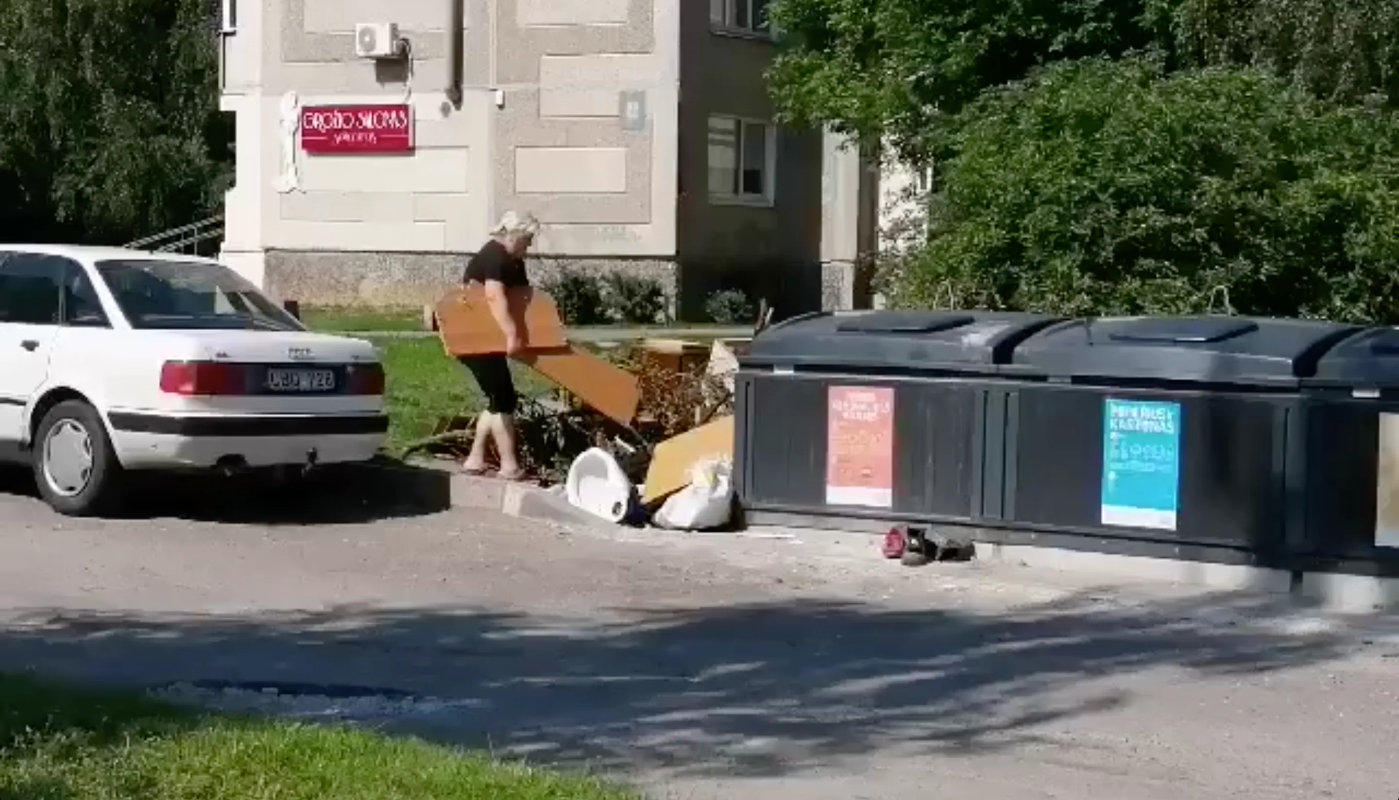 Moteris baltų pr. palieka šiukšles