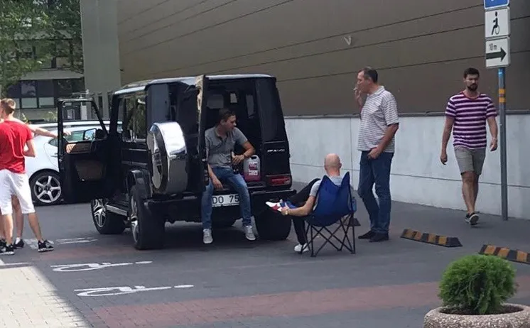 Poilsiautojai neįgaliųjų vietose