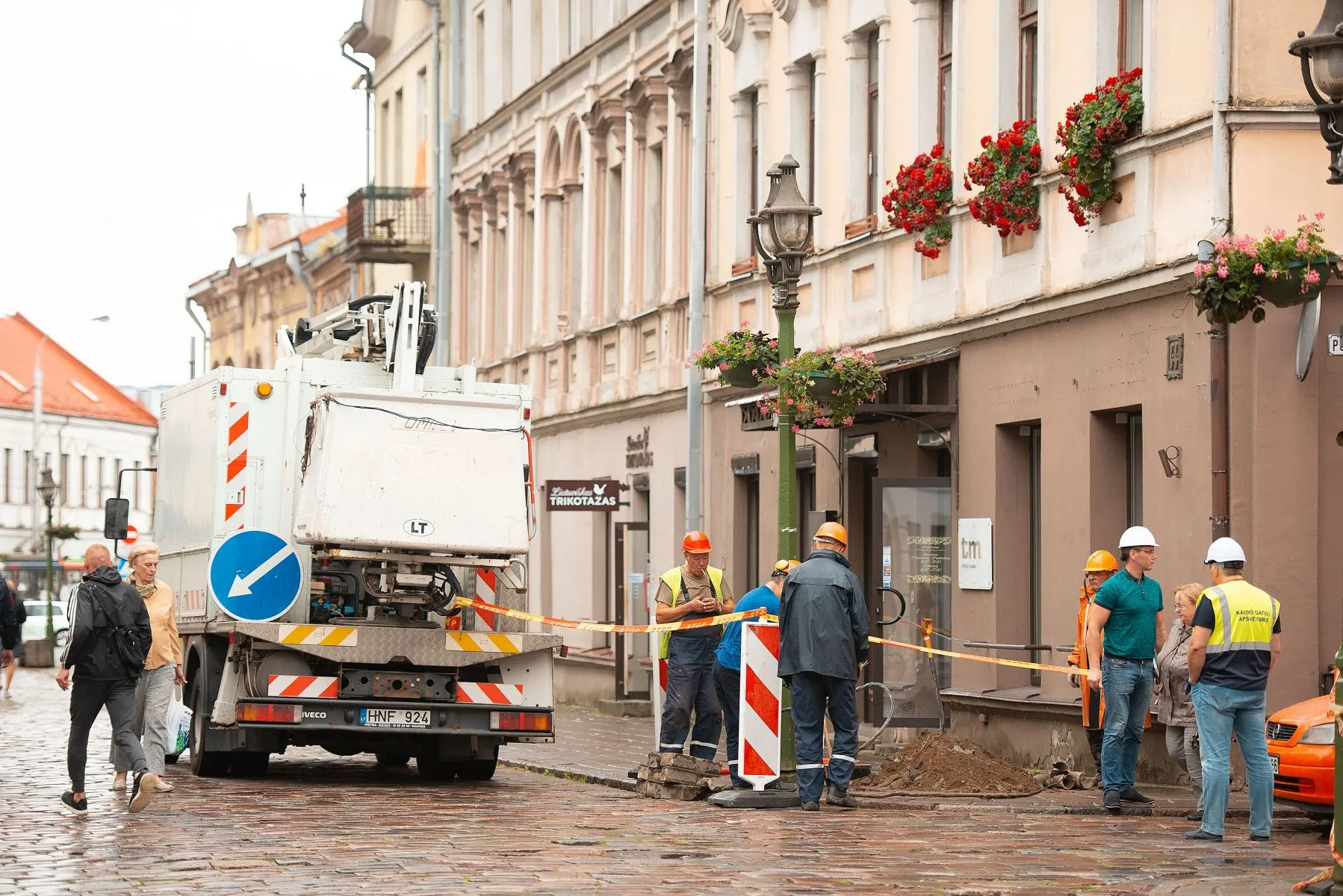 Vilniaus gatvėje atnaujinami elektros kabeliai
