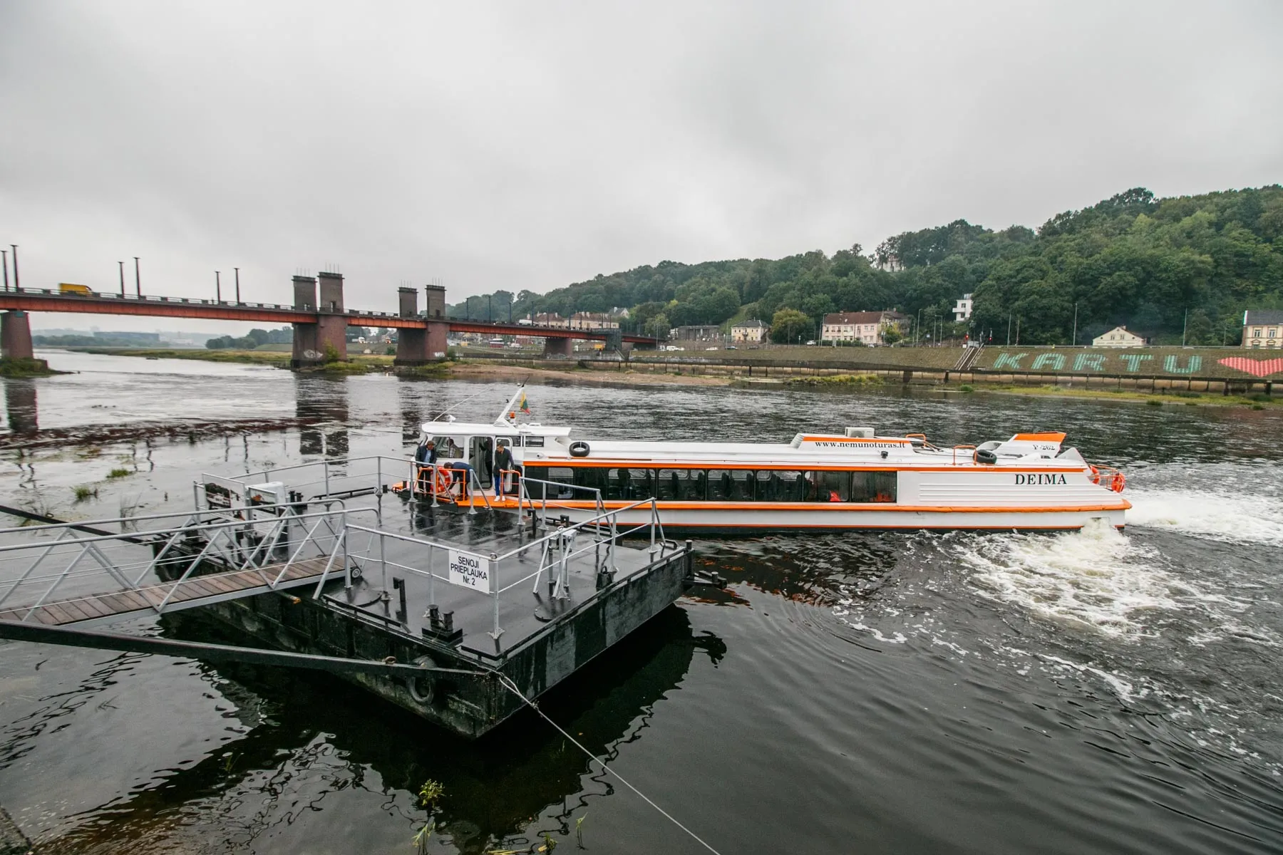 Pristatytas į Nidą plukdysiantis laivas „Deima“