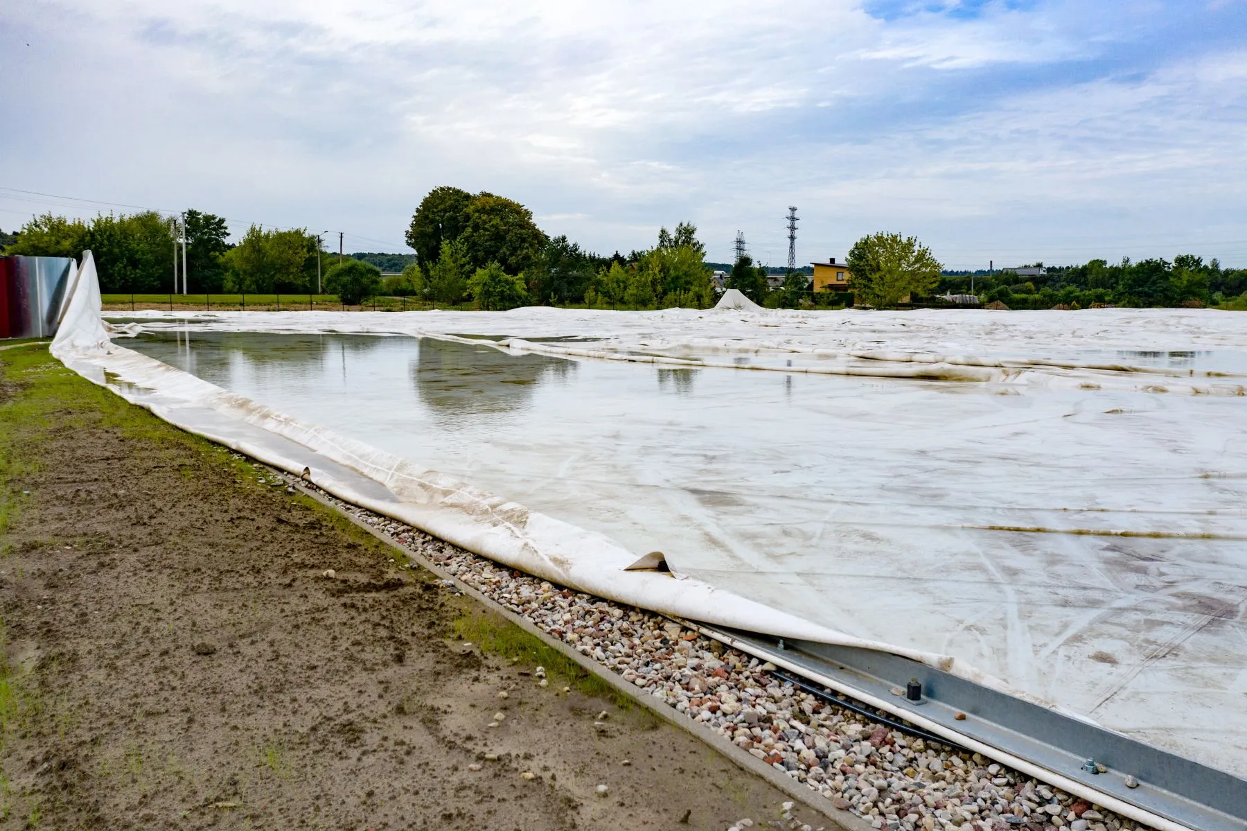 Išleistas pripučiamas stadionas