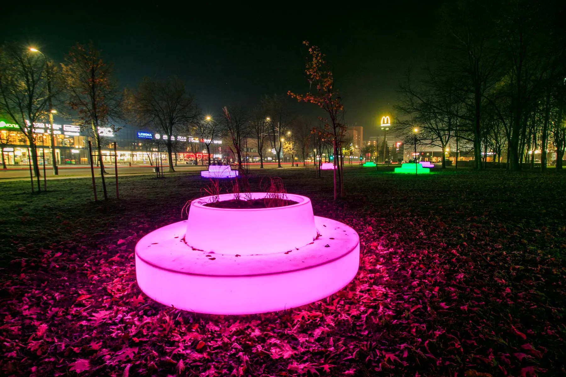 Šviečiantys suoliukai Kalniečių parke