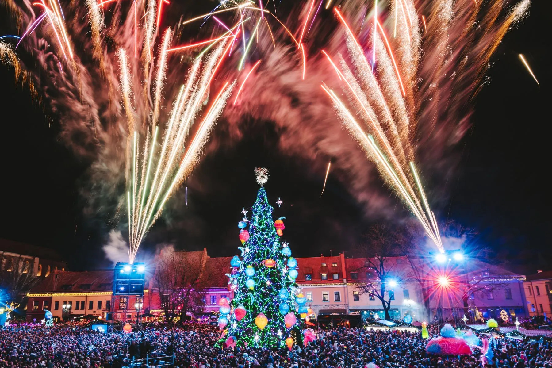 Įžiebta kosminė Kauno Kalėdų eglė