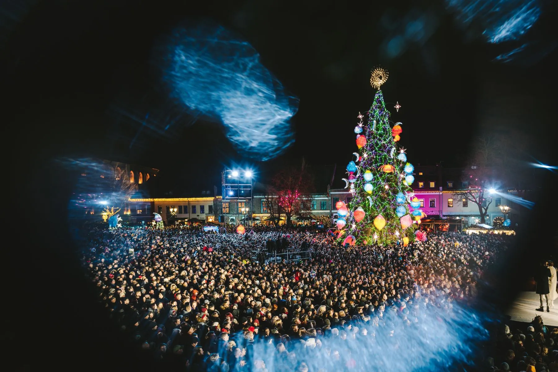 Įžiebta kosminė Kauno Kalėdų eglė