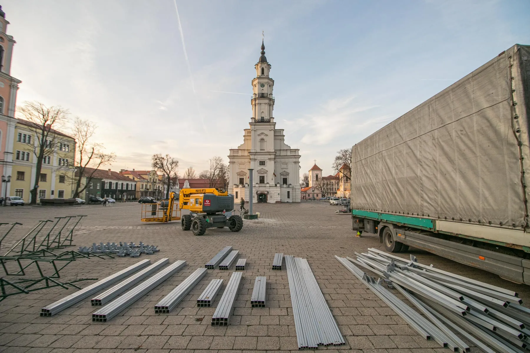 Rotušės aikštėje pradėta statyti Kauno kalėdinė eglė