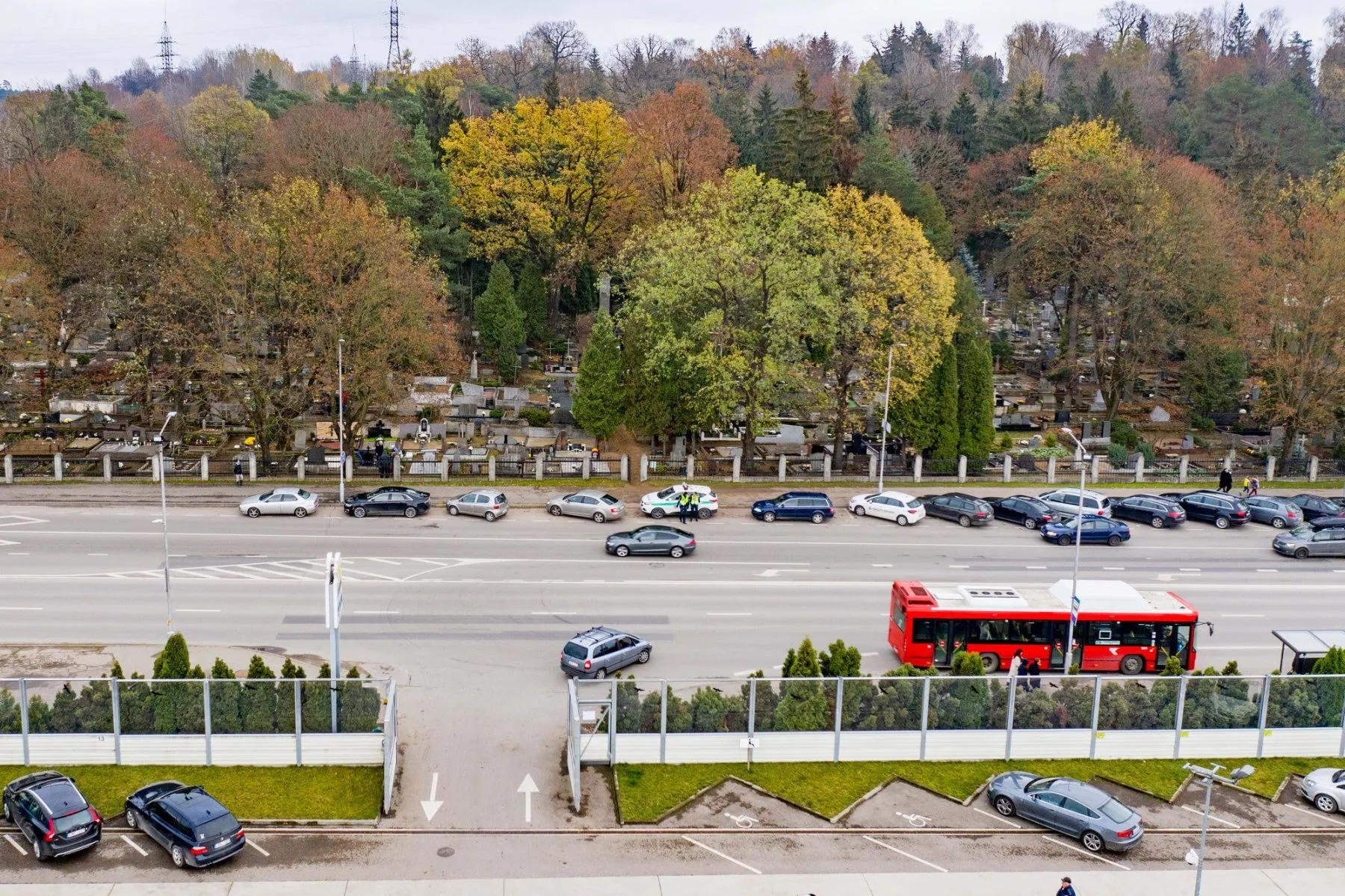 Kauno kapinės per Vėlines