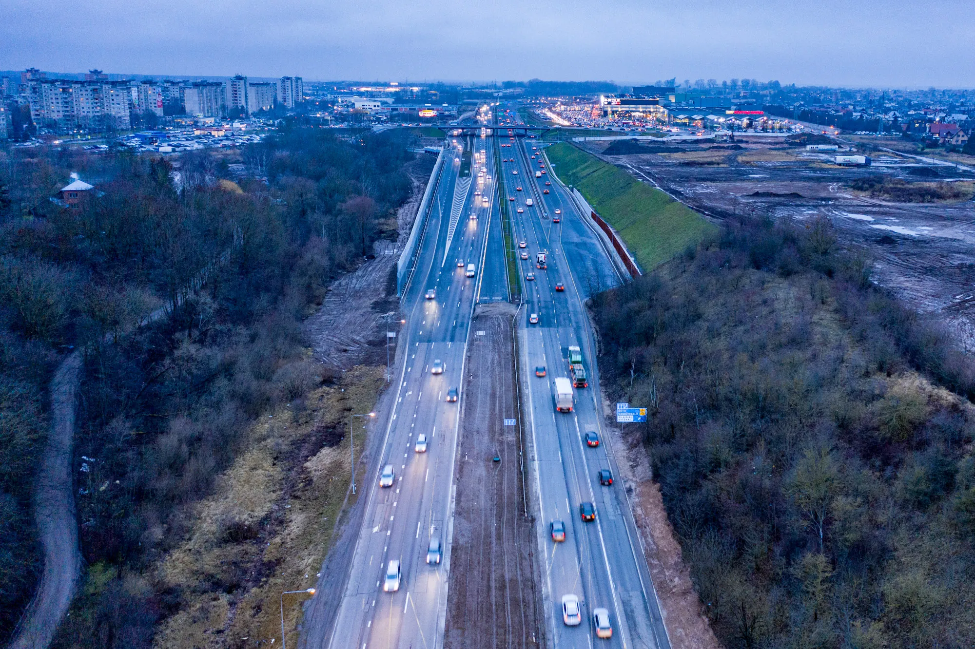 Eismas prie prekybos centro Mega
