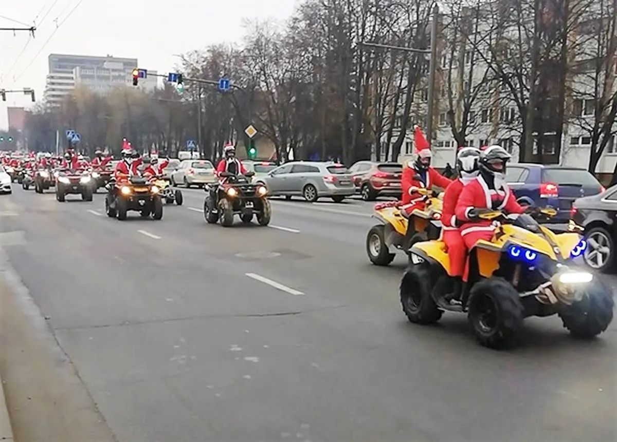 Kalėdų Seneliai ant keturračių