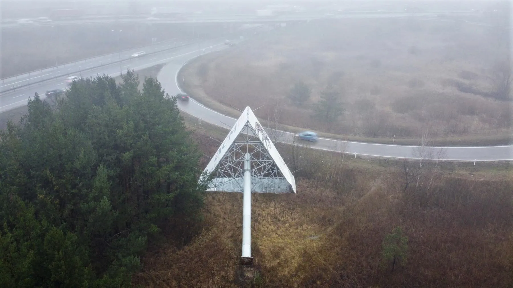 Muravos transporto mazge nuvirto reklaminis stendas