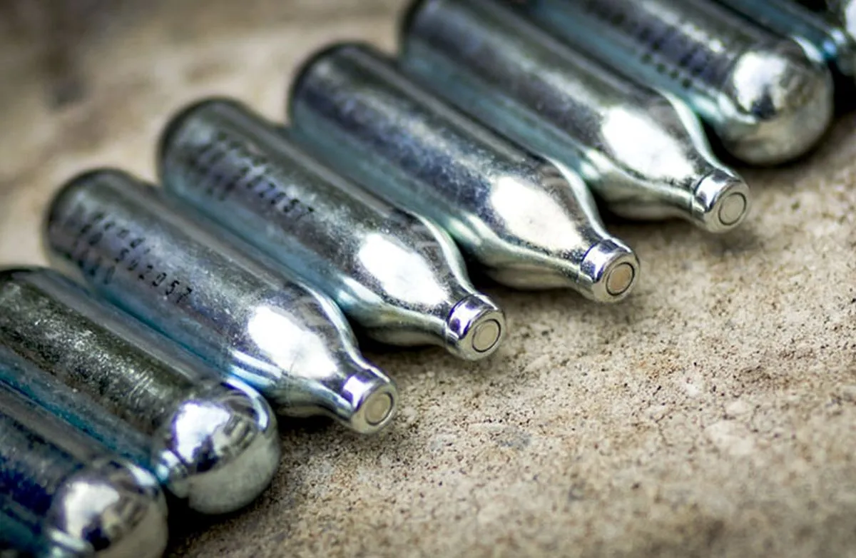 Juoko dujos, diazoto monoksidas