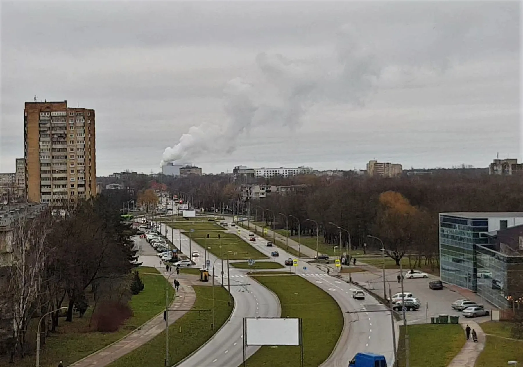 Iš Kauno kogeneracinės jėgainės veržiasi dūmai