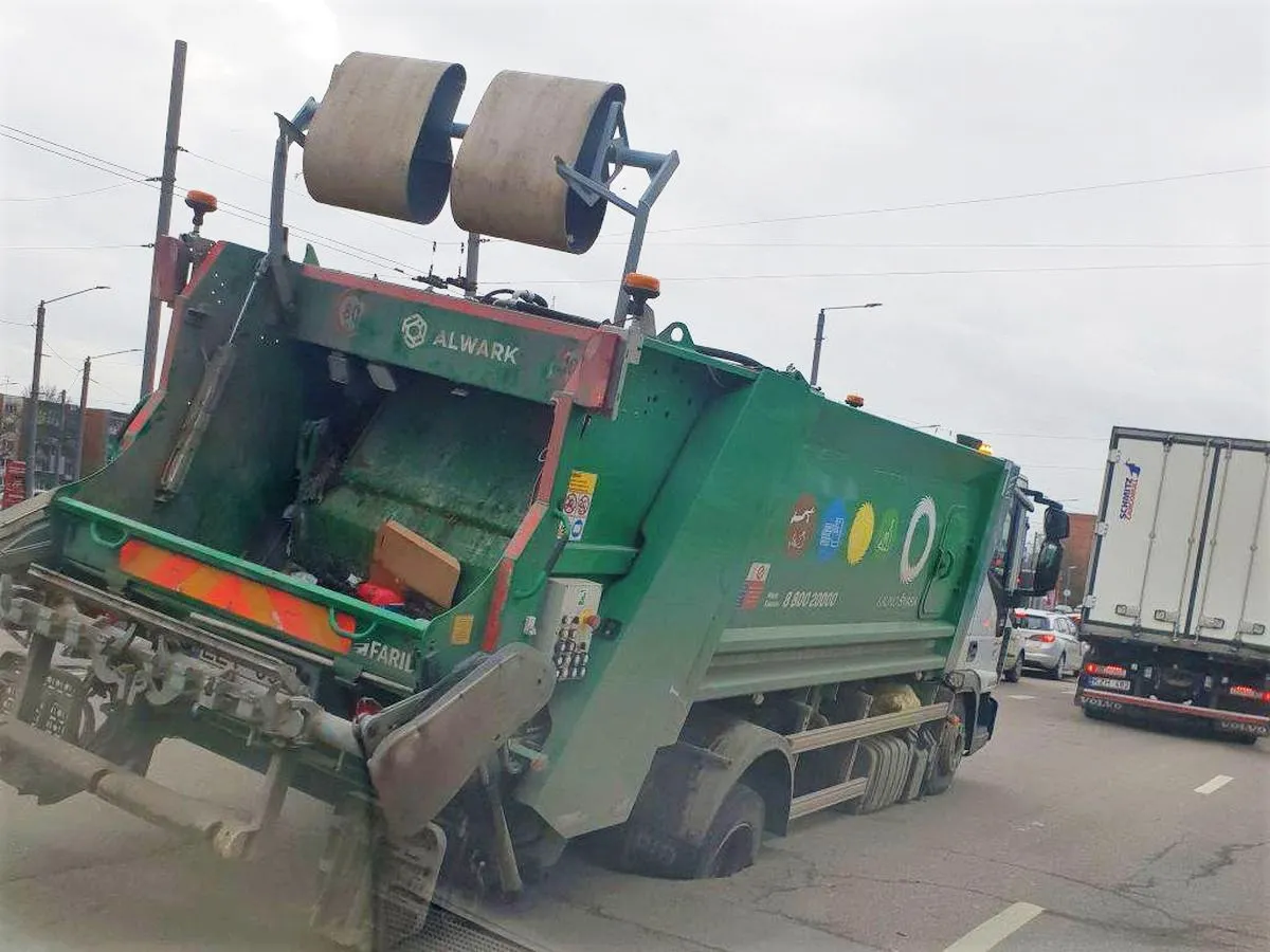 Taikos prospekte į duobę įvažiavo šiukšliavežis