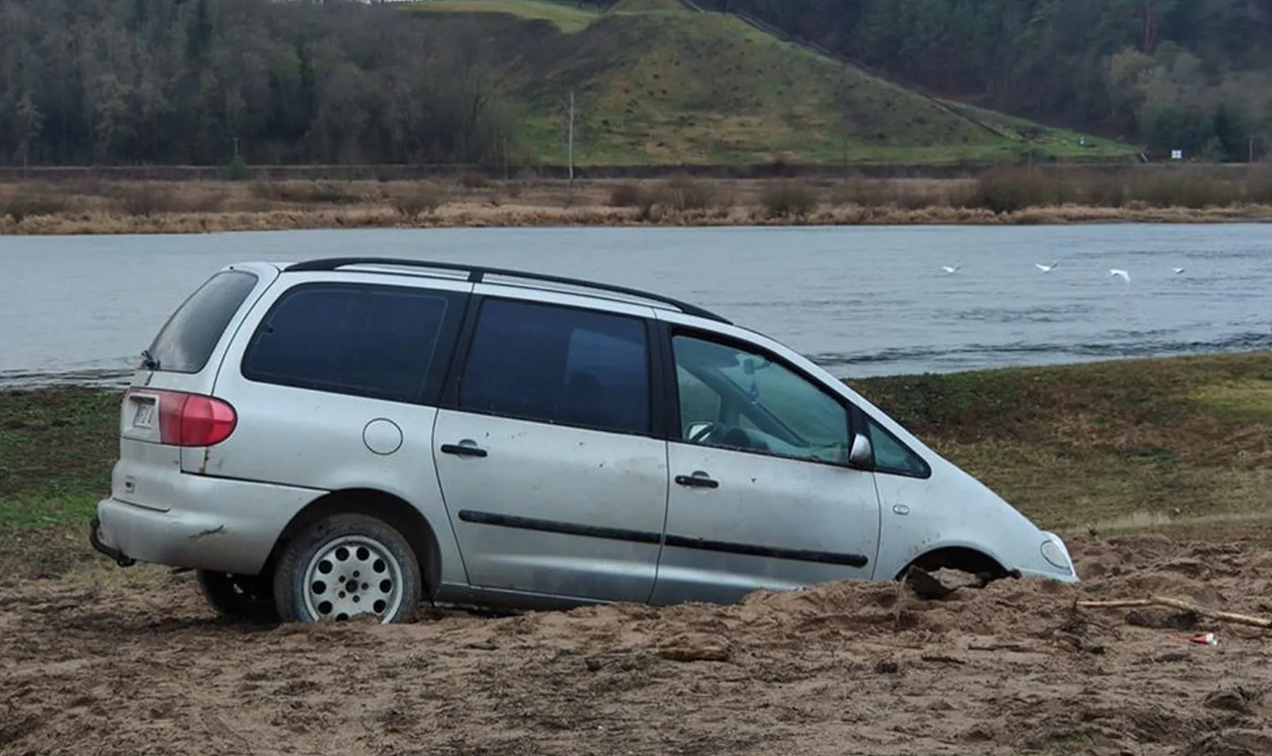 įklimpęs automobilis