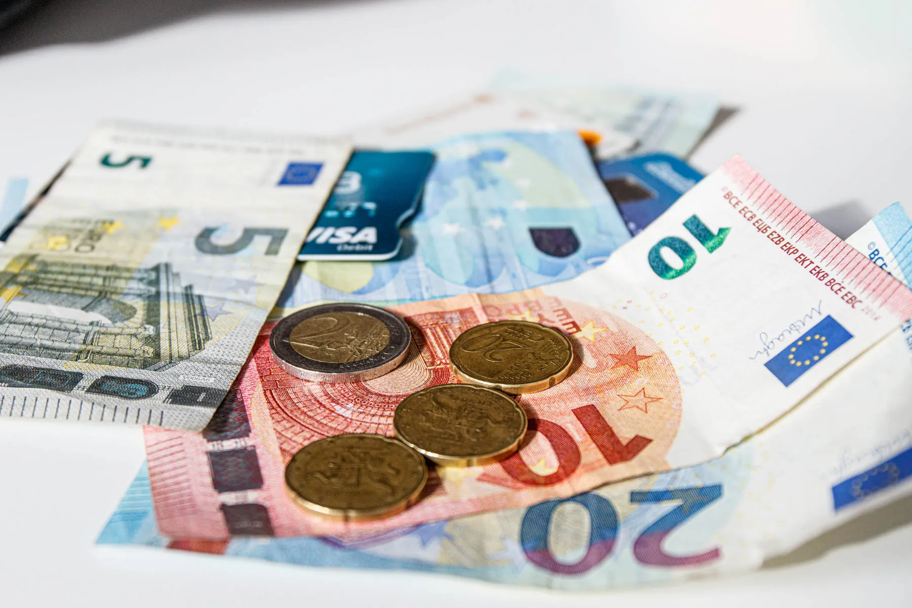 Pinigai, eurai, atlyginimas, banko kortelės