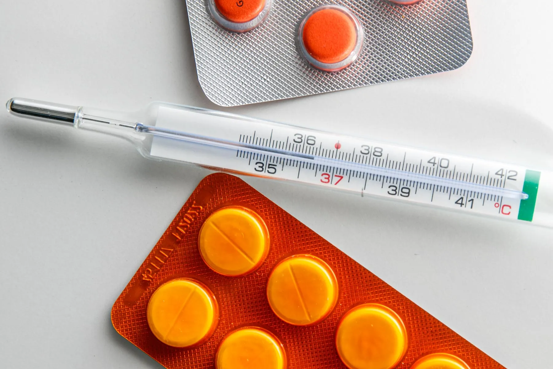 Vaistai, termometras, virusas, liga, ligoninė, klinikos, gripas