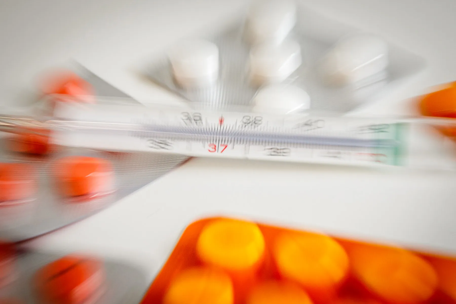 Vaistai, termometras, virusas, liga, ligoninė, klinikos, gripas