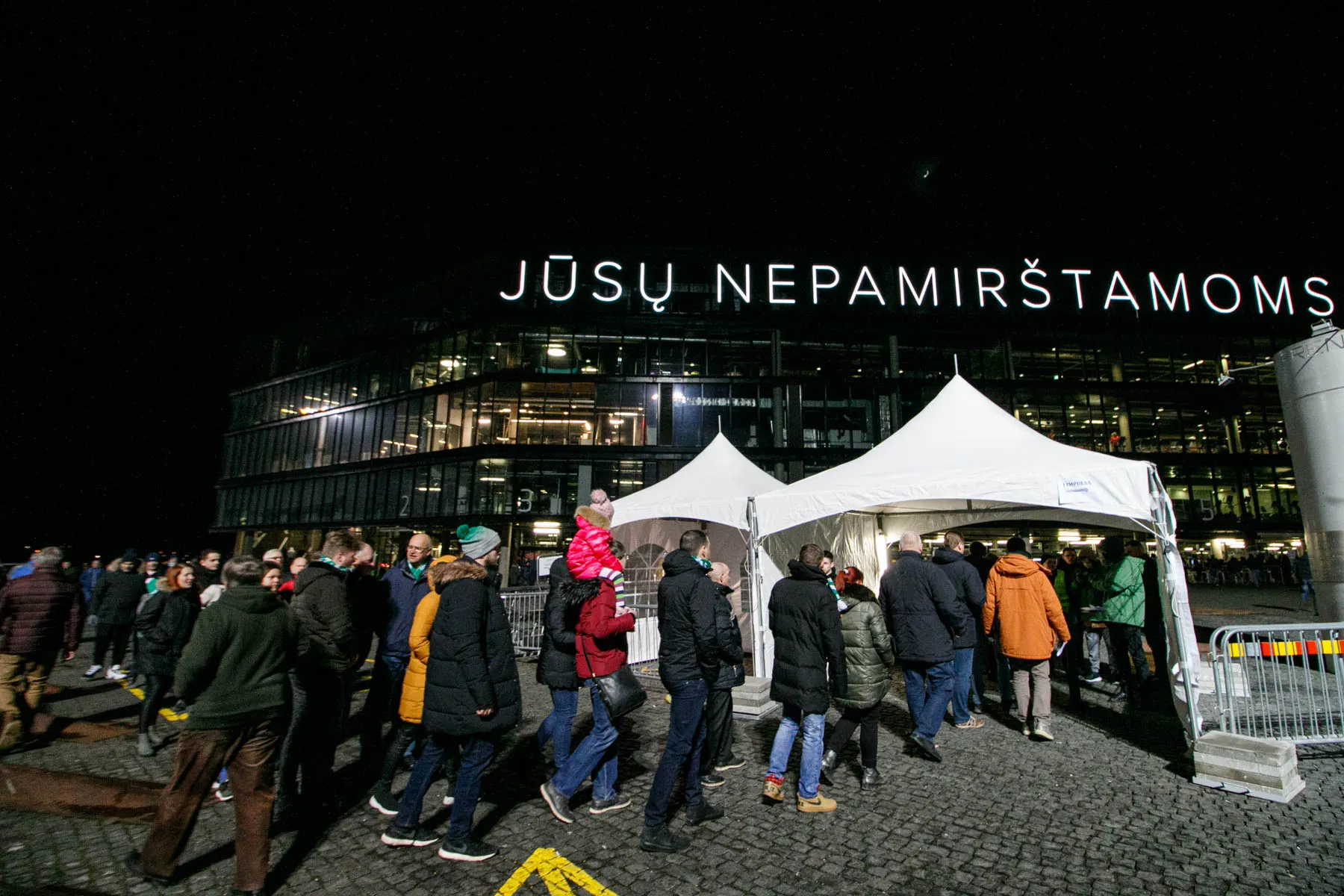 Prie Žalgirio arenos fanai tikrinami termovizoriais
