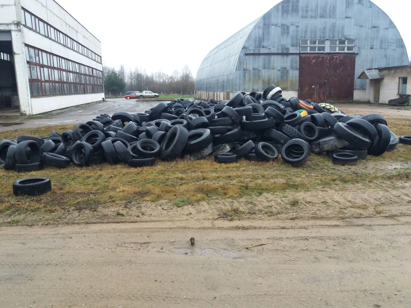 šiukšlės, senos padangos