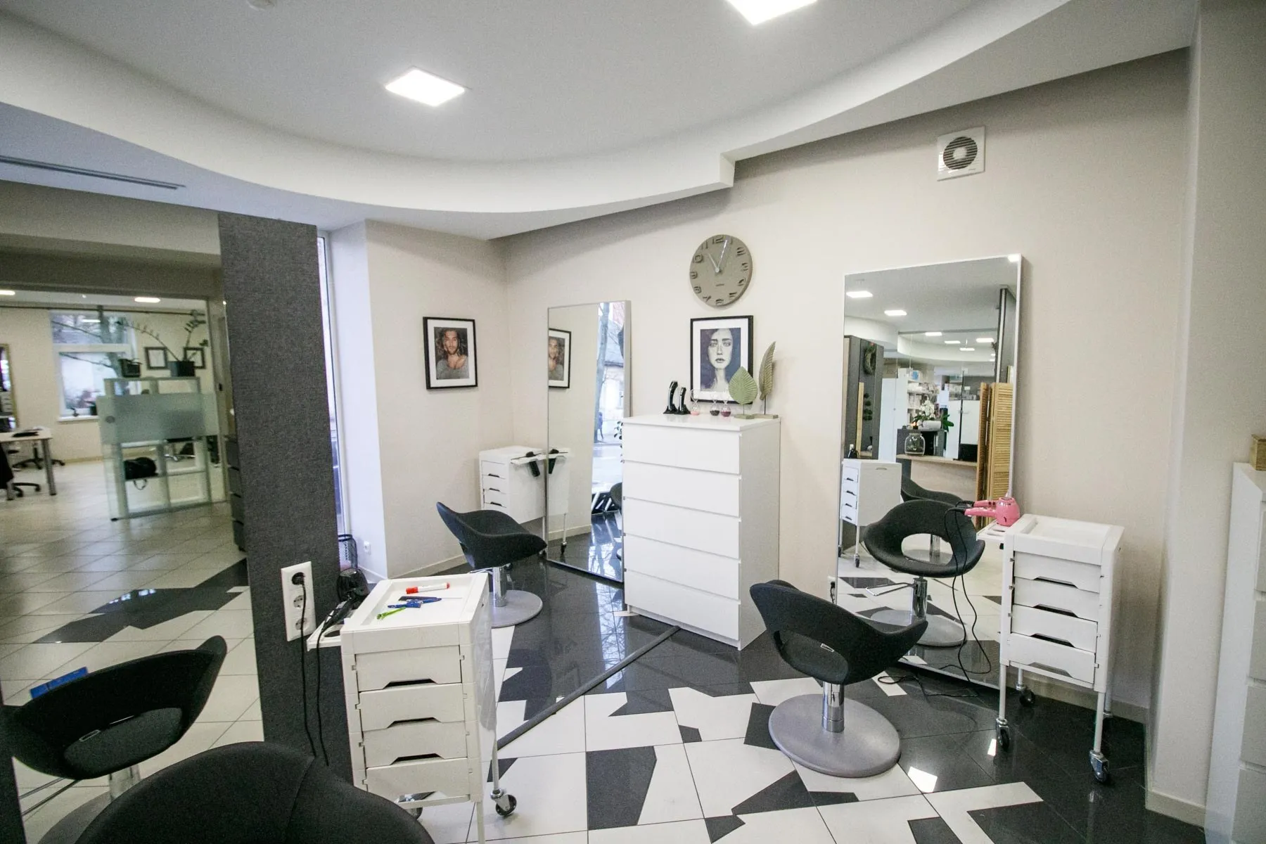 „VI Beauty House“ salonas / R. Tenio nuotr.